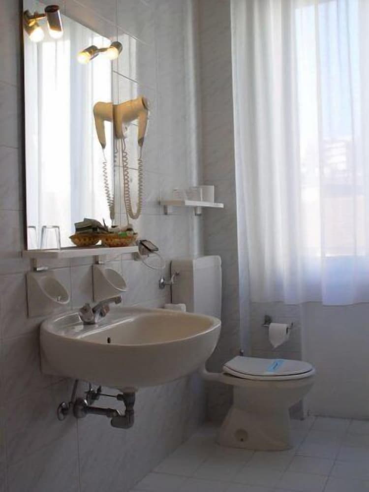Standard Double Room Single Use photo 2