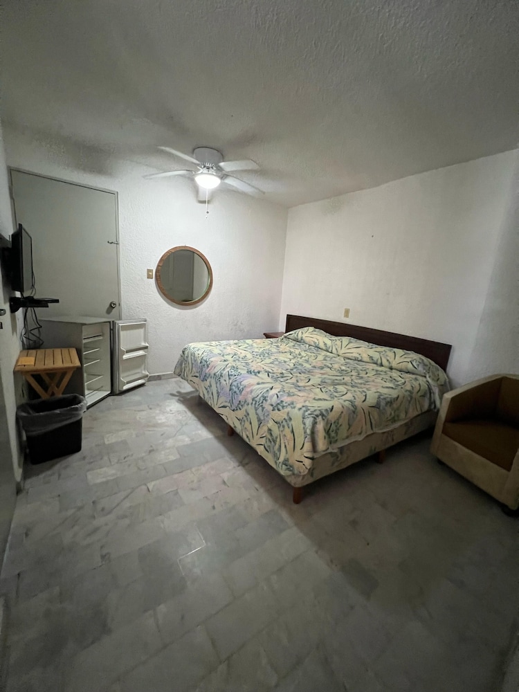 Basic Studio, 1 Queen Bed - Photo 1