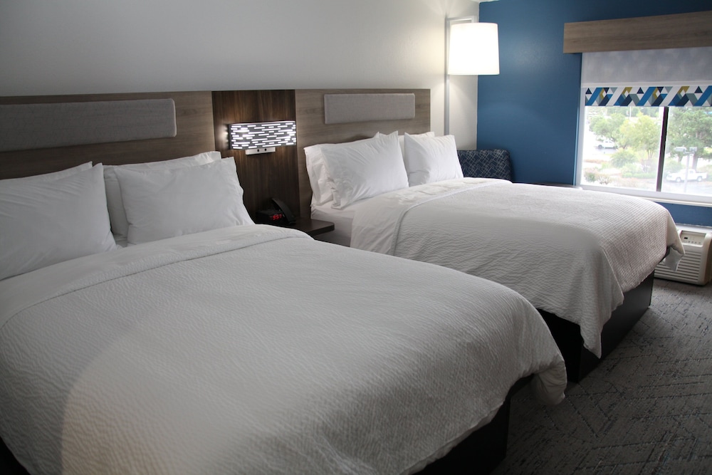 Standard Room, 1 King Bed, Accessible - Photo 3