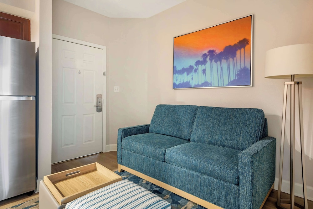 1 Bedroom 1 King Suite with Sofabed thumbnail 6