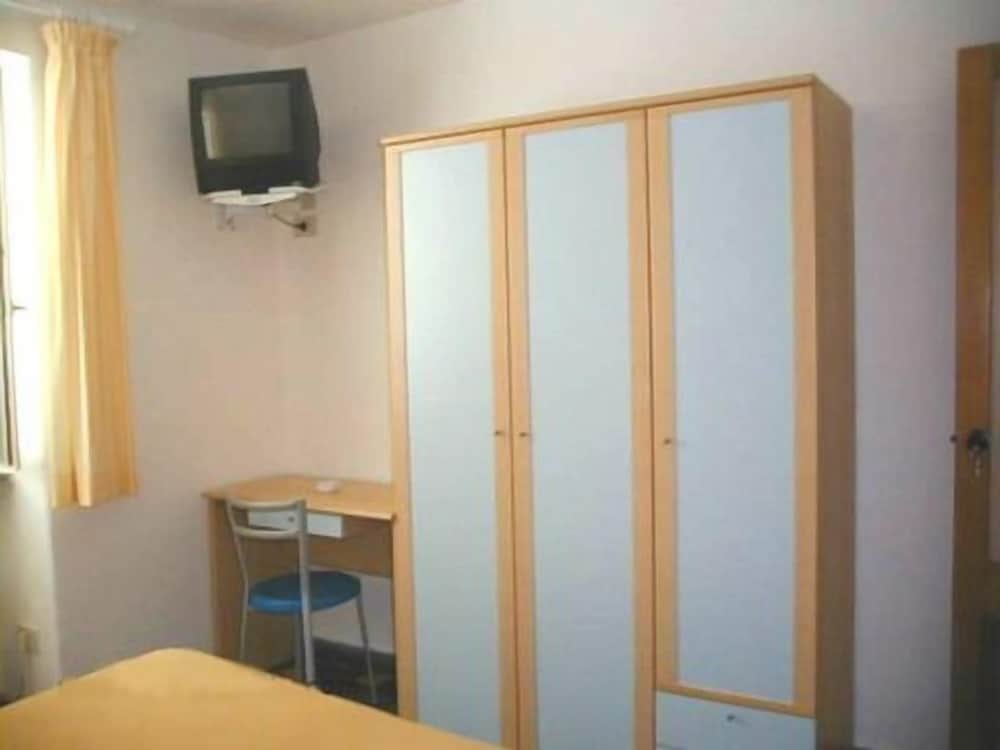 Economy Double Room photo 2