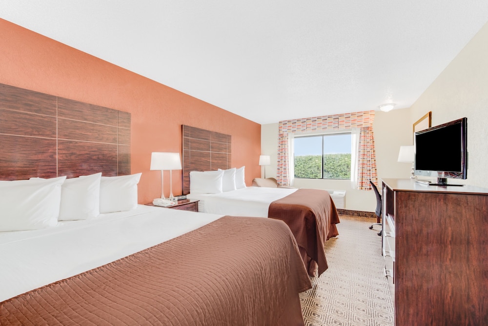 Business Suite, 2 Queen Beds, Non Smoking - Photo 1