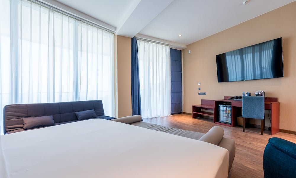 Premier King Room - Photo 11