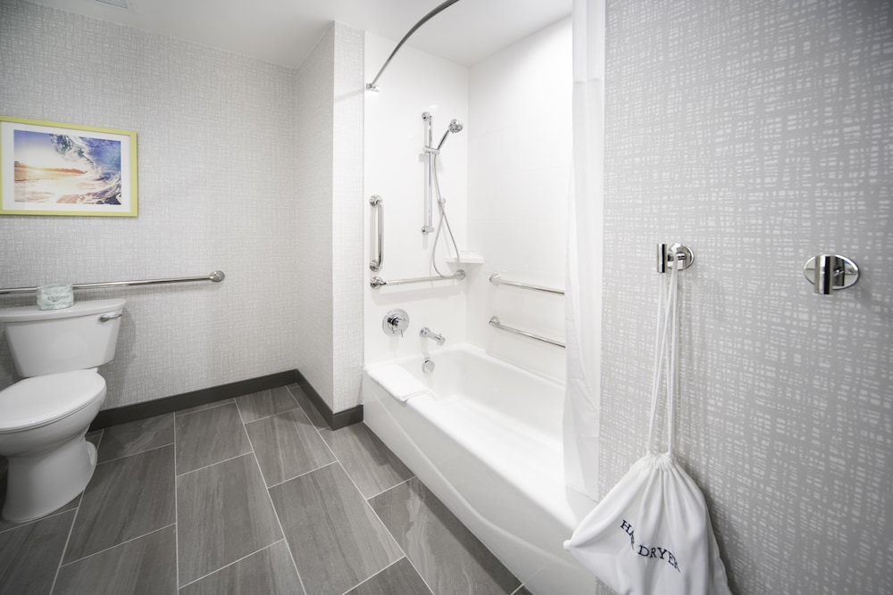 Room, 2 Queen Beds, Accessible, Bathtub (Hearing) - Photo 4