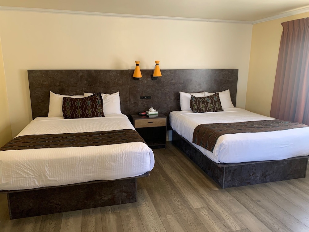 Room, 2 Queen Beds photo 1