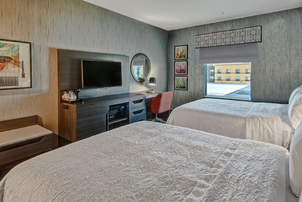 Room, 2 Queen Beds, Accessible, Bathtub (Hearing & Mobility) - Photo 2