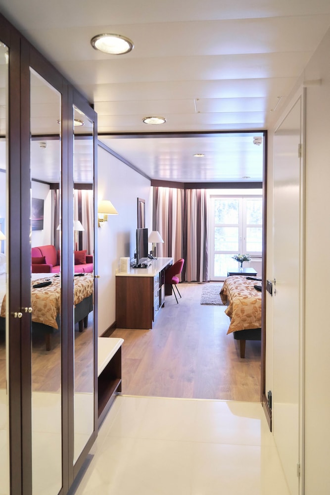 Deluxe Twin Room with Balcony - Photo 1