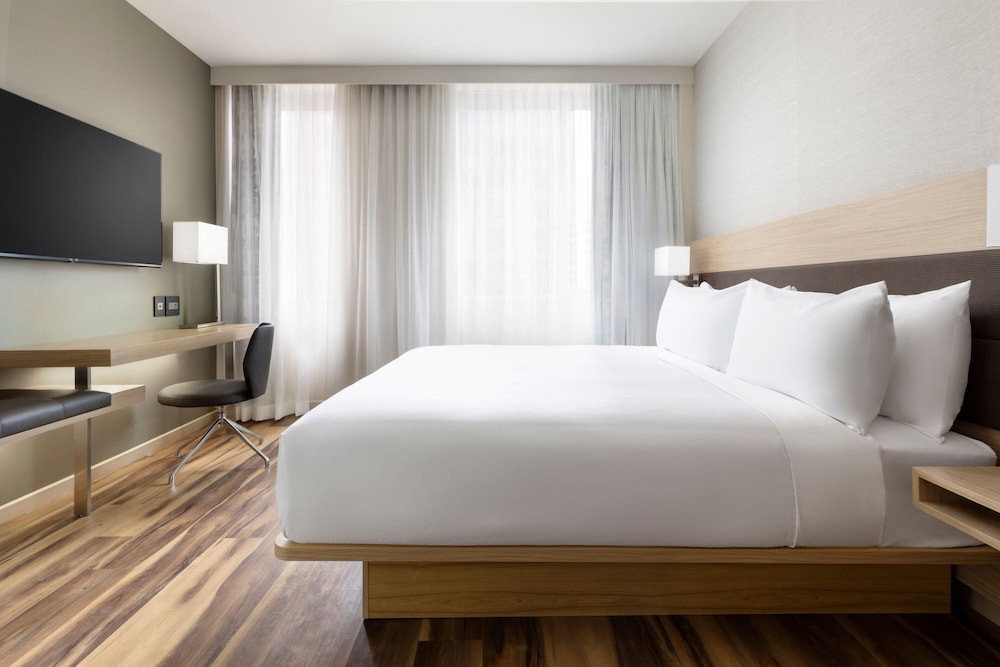 Deluxe Room, 1 King Bed, City View (Mobility Accessible, Roll-in Shower) photo 1