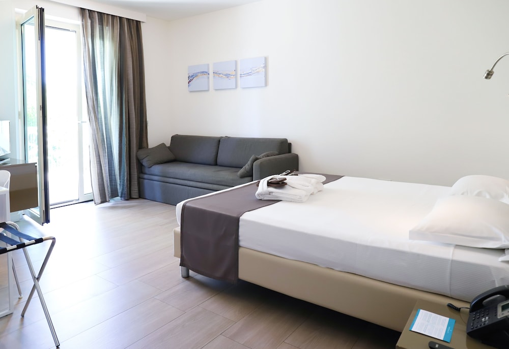 Classic Double Room Single Use photo 3