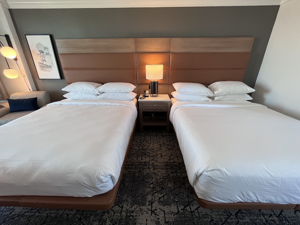 Room, 2 Queen Beds, Balcony, Partial Ocean View - Photo 12