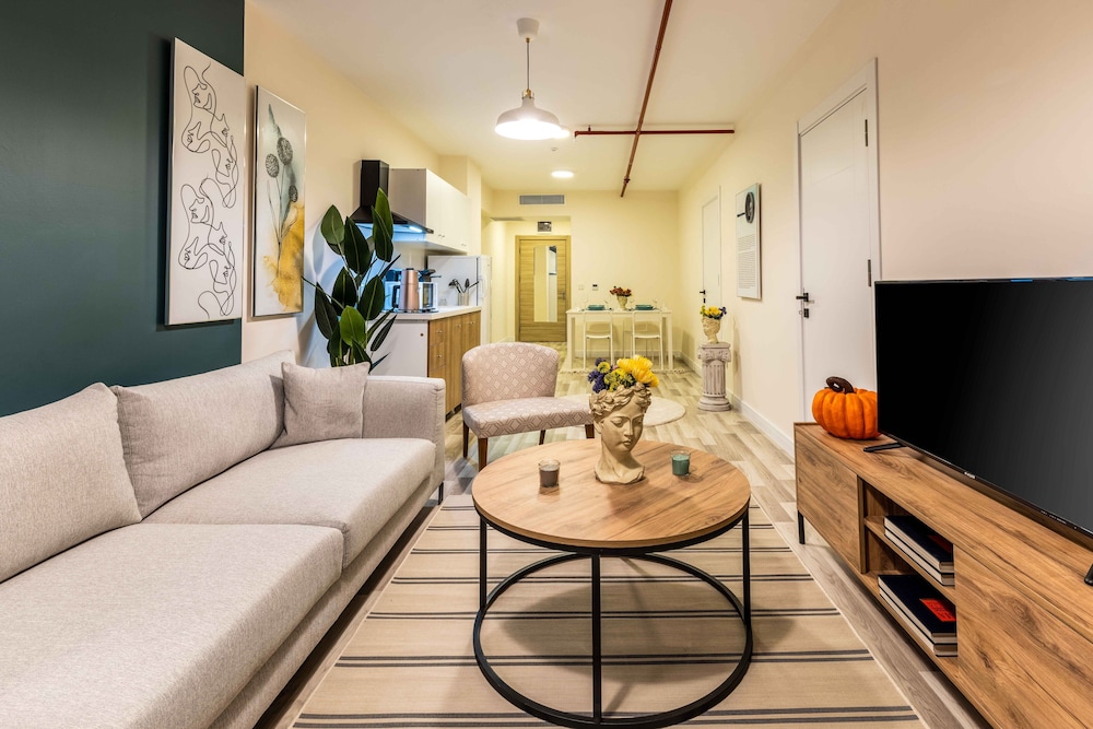 Exclusive Condo, 3 Bedrooms, Kitchen, City View photo 1