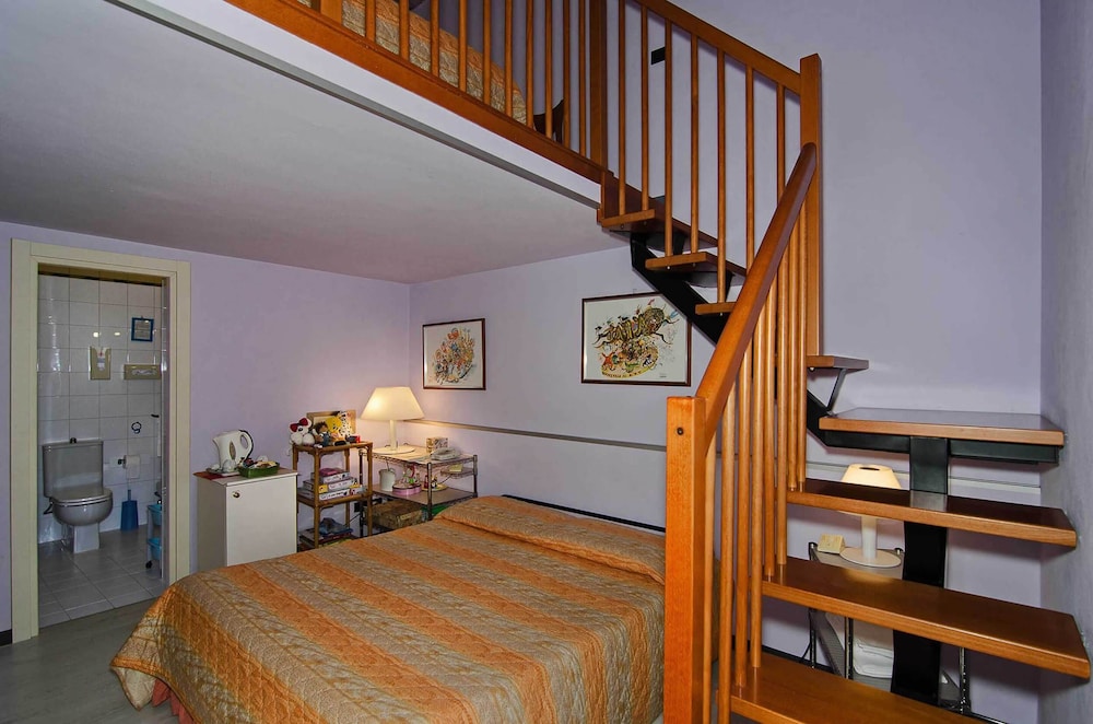 Family Room, 2 Bedrooms - Photo 9