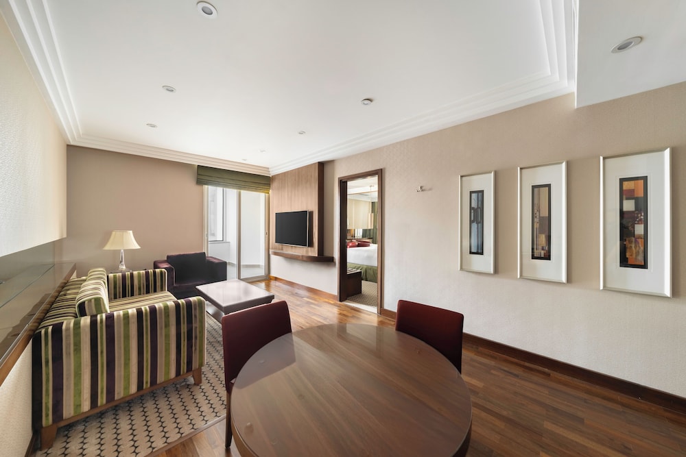 Suite, 1 Bedroom - Photo 2