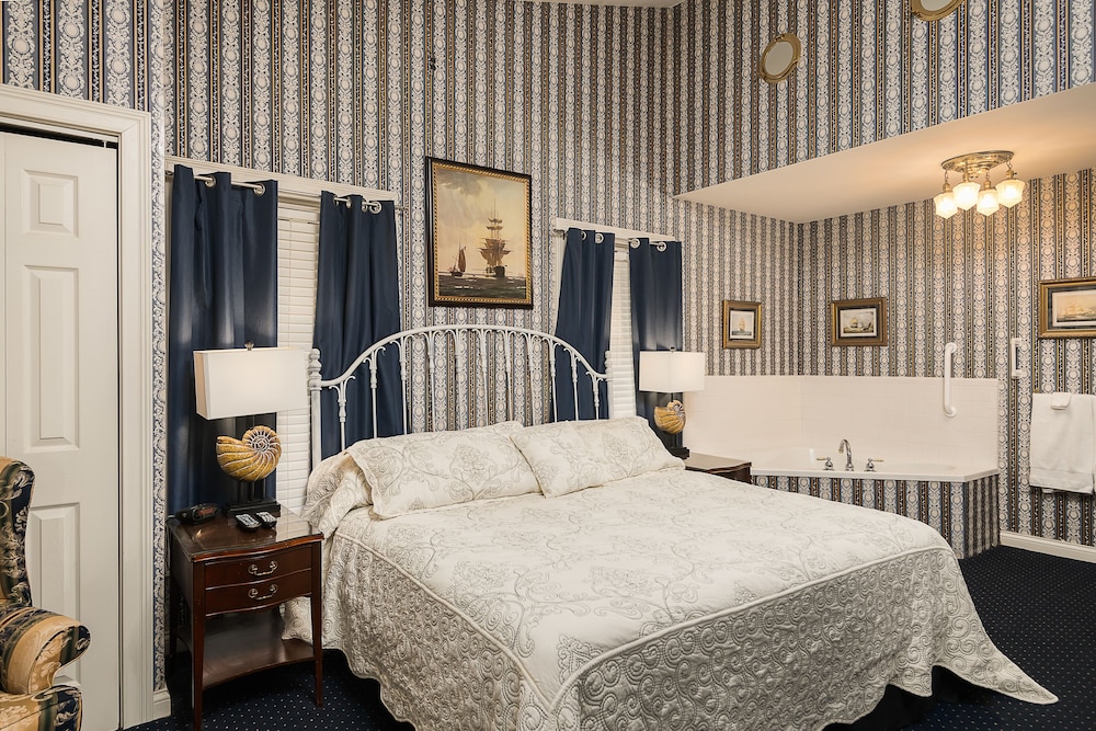 The Admiral King Suite