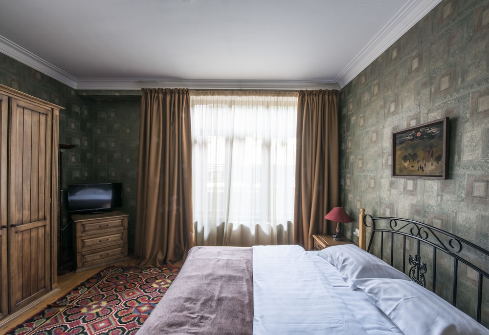 Suite, 1 King Bed with Sofa bed, City View photo 3