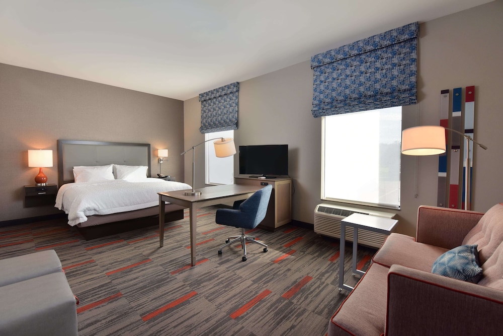 Studio Suite, 1 King Bed, Refrigerator & Microwave (Wet Bar) photo 2