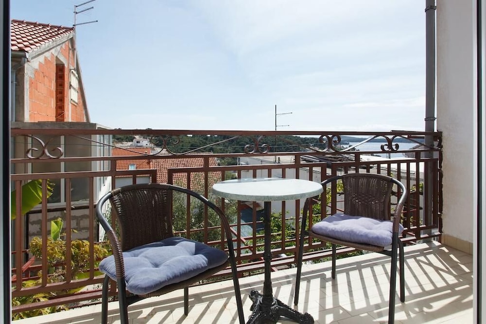 Deluxe Double or Twin Room, Shared Bathroom (Violet)