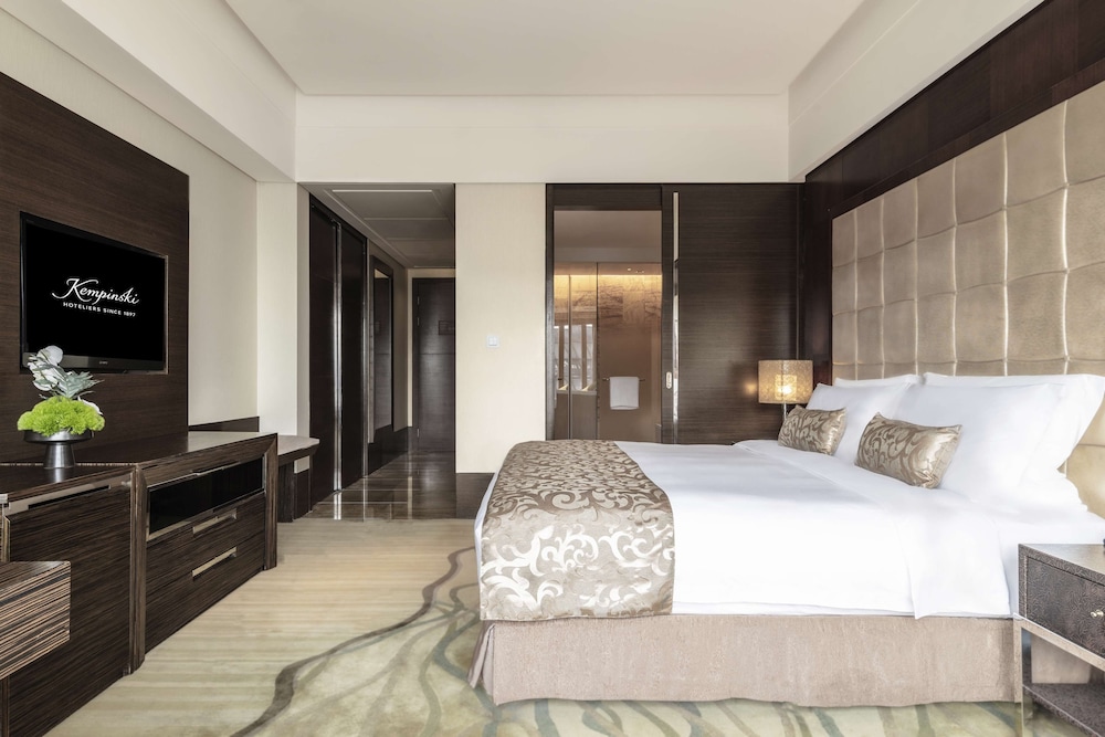 Standard Room, 1 King Bed, City View photo 3