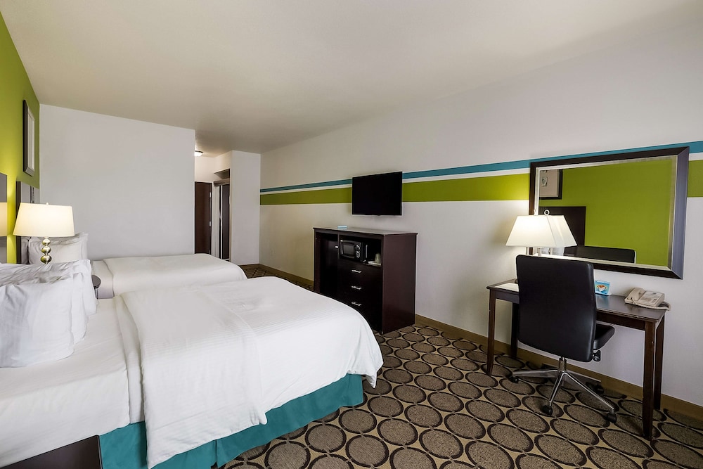 Standard Room, 2 Queen Beds, Non Smoking, Refrigerator & Microwave photo 3