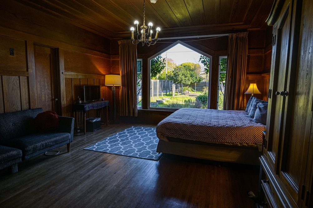 Premier Double Room Single Use, 1 King Bed, Garden View photo 1