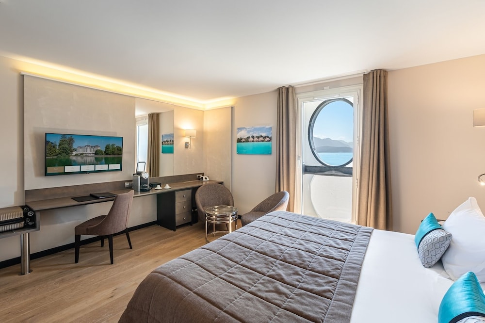 Prestige Lake Room with spa access on reservation