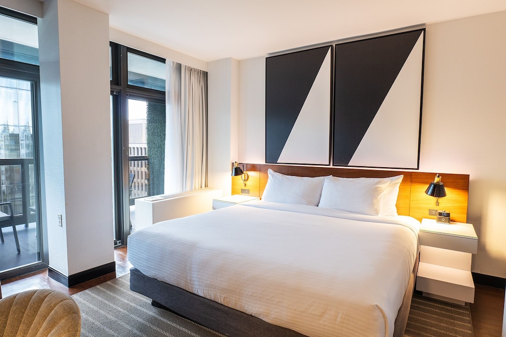 Premier Suite, 1 King Bed, Terrace (Single Use | Executive) photo 3
