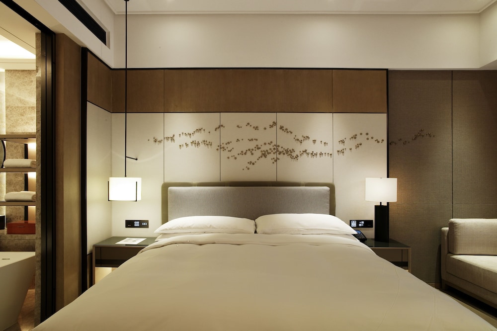 Deluxe Room, 1 King Bed, Ocean View - Photo 2