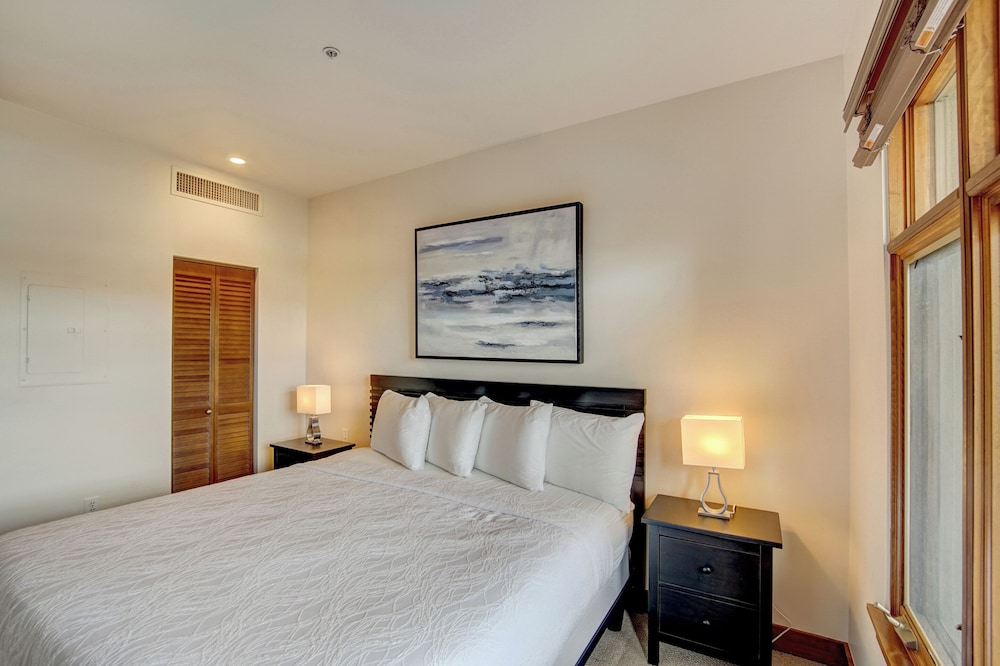 1-Bedroom Condominium - King photo 2