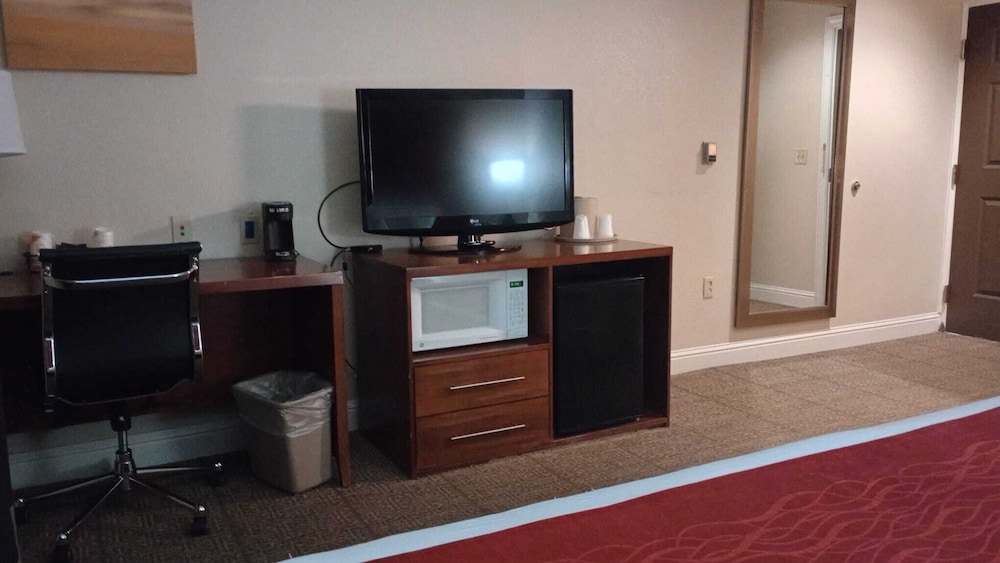 Basic Room, 1 King Bed - Photo 2