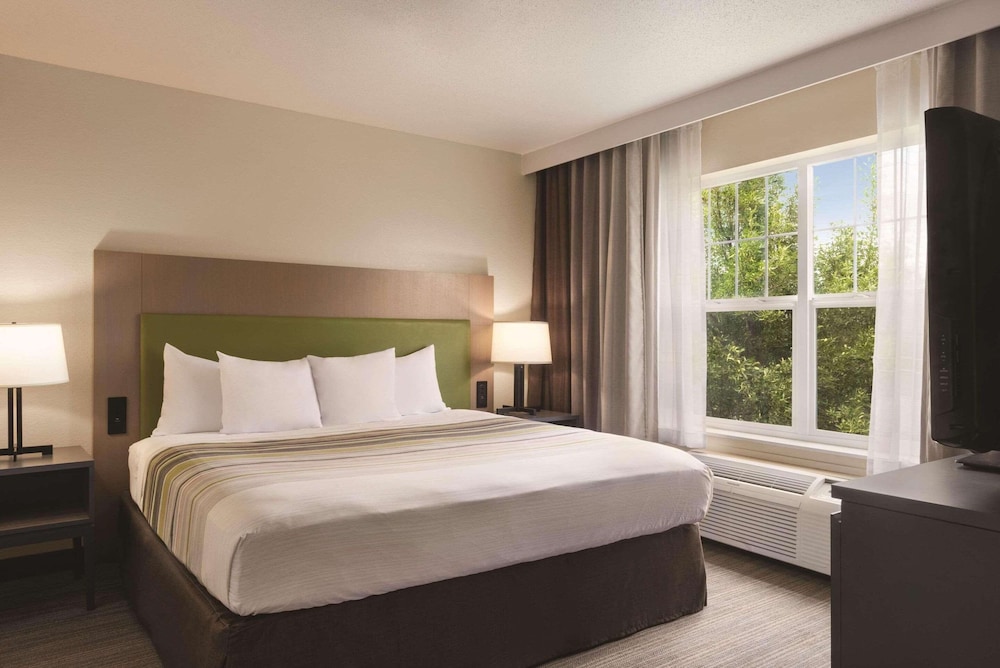 Suite, 1 King Bed, Non Smoking (Extended Stay) - Photo 3