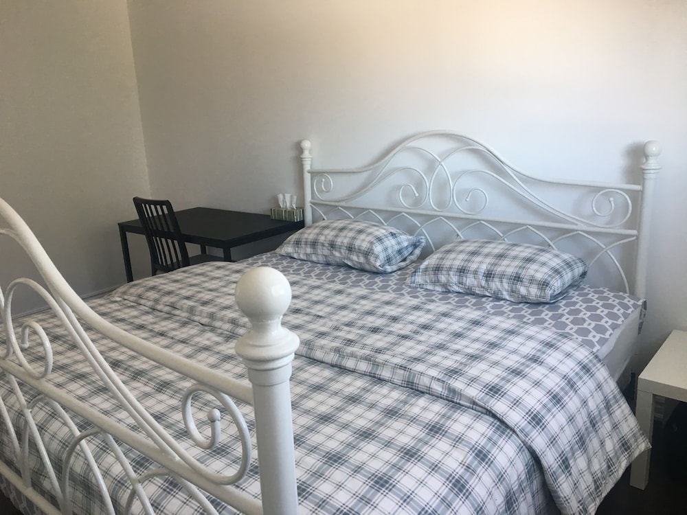 Economy Room, 1 Queen Bed photo 3