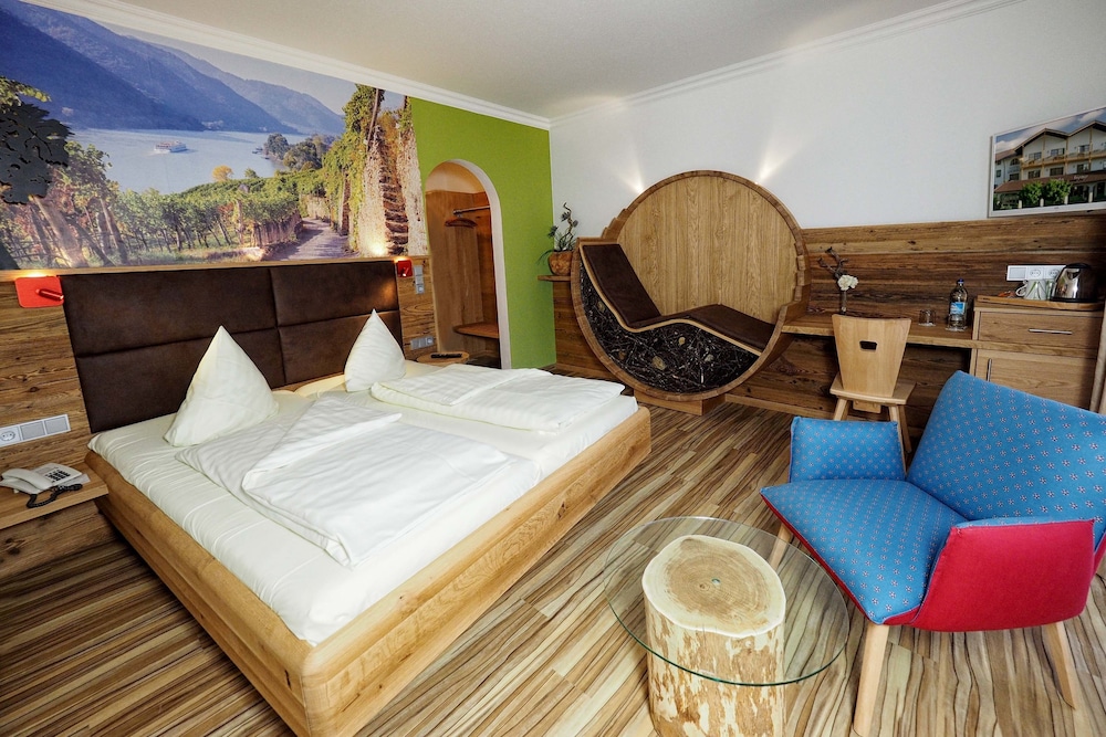 Classic Suite, 1 King Bed, Balcony, Garden View photo 2