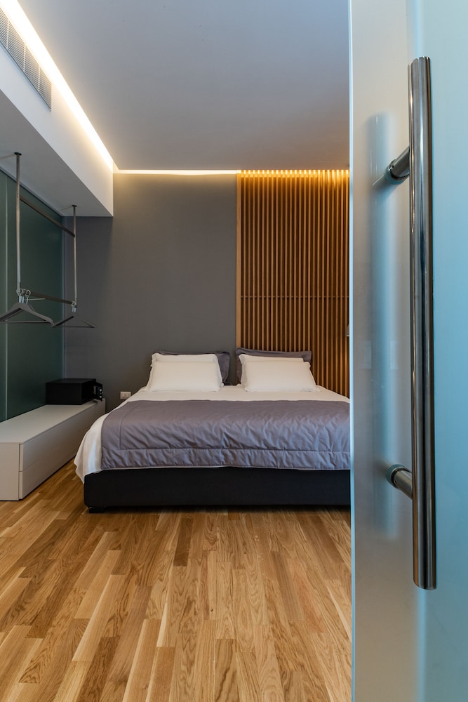 Suite, City View thumbnail 6