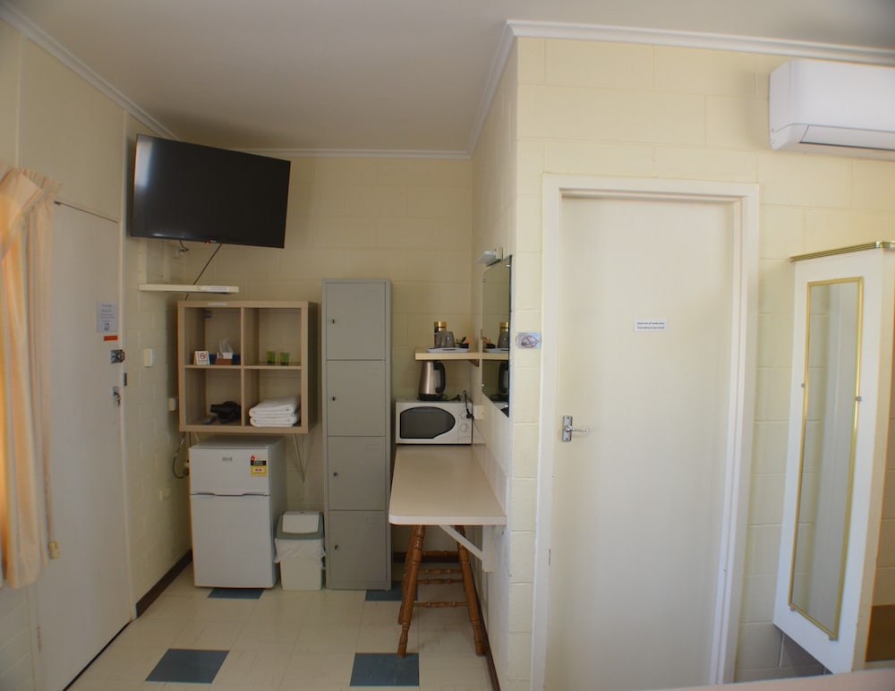 Standard Studio Suite, 1 Queen Bed, Non Smoking, Ensuite photo 2