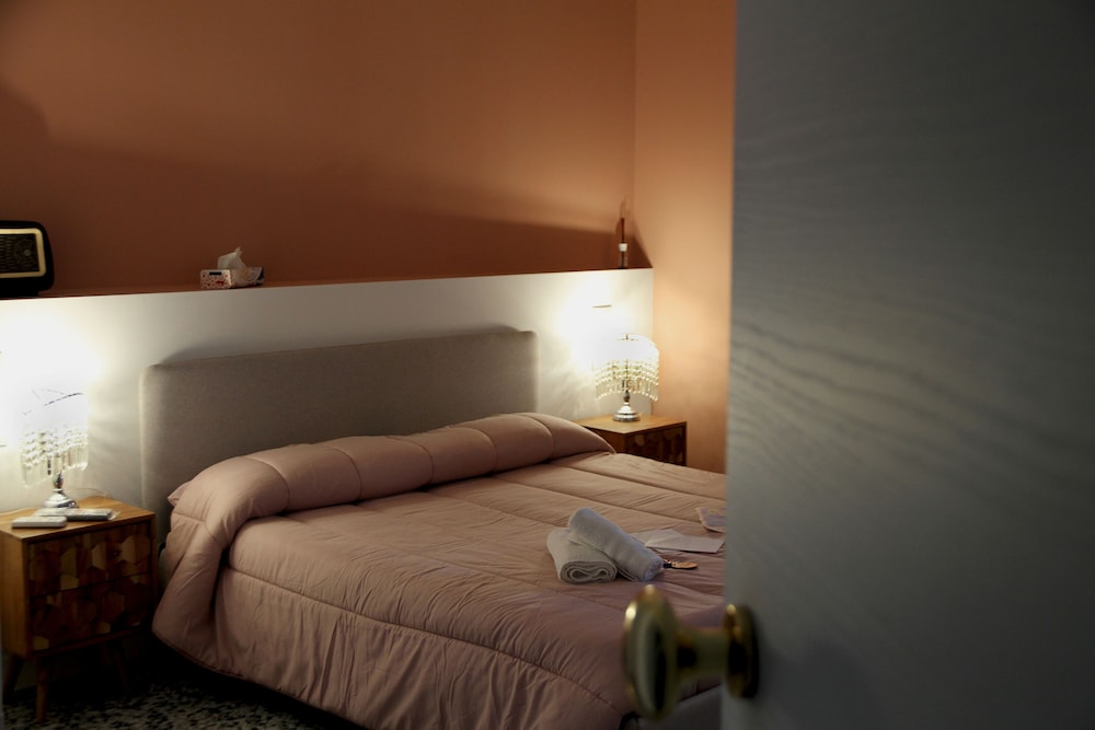Anna Fougez, 1 queen bed photo 2