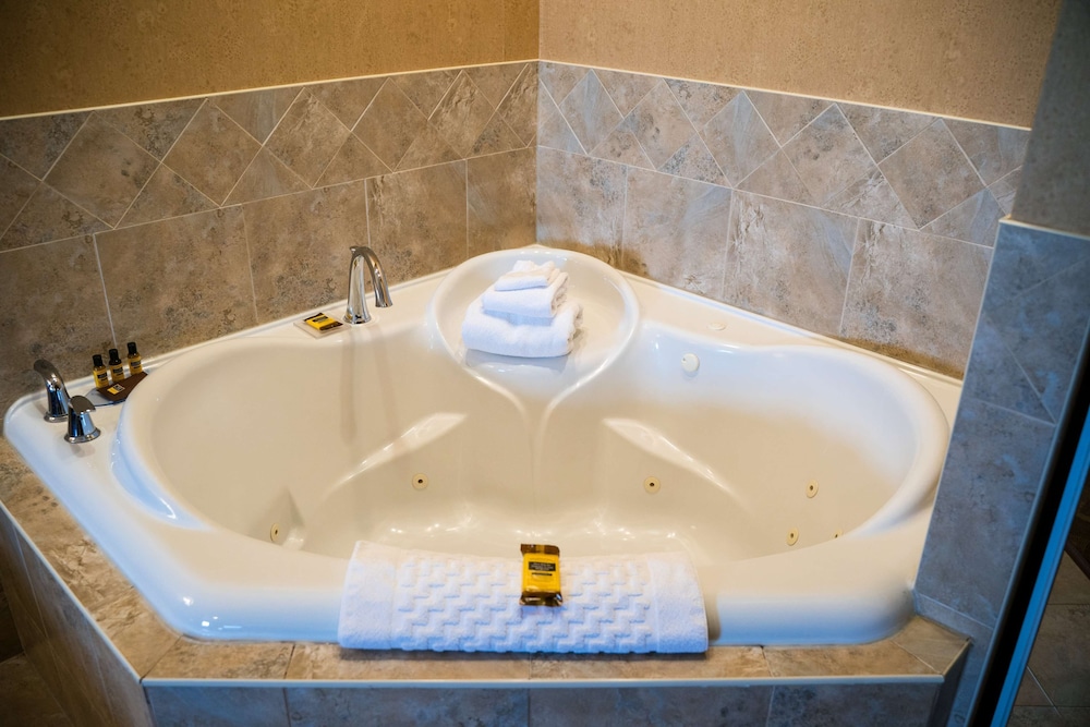 Suite, 1 King Bed With Lounge Chair , Non Smoking, Jetted Tub