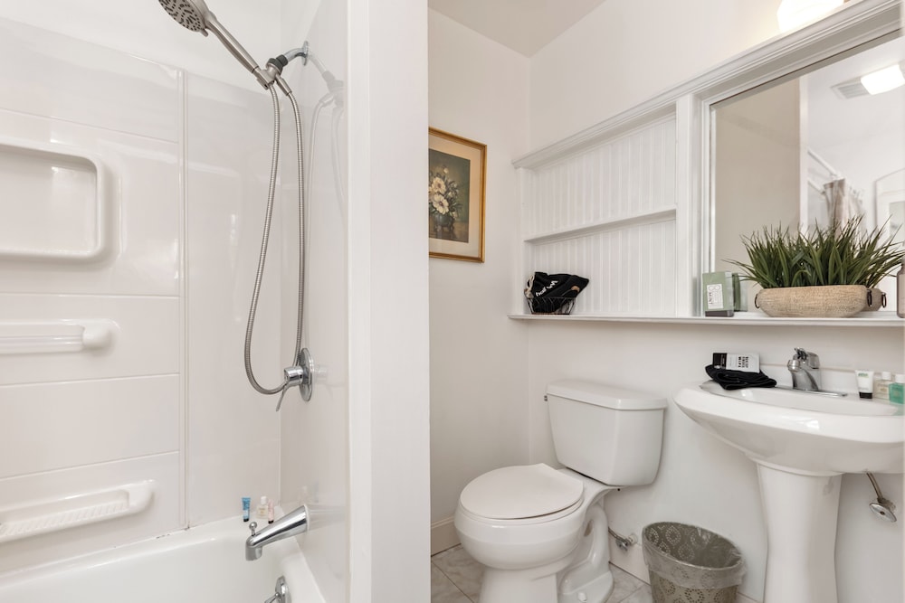 Double Room, 1 Queen Bed, Private Bathroom photo 2