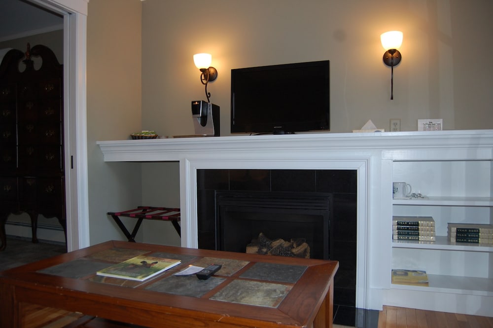 Suite, 1 King Bed with Sofa bed, Fireplace photo 2