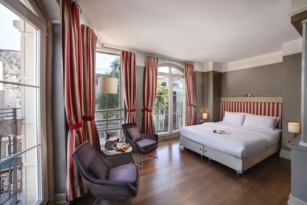 Suite, 1 King Bed, Corner photo 1