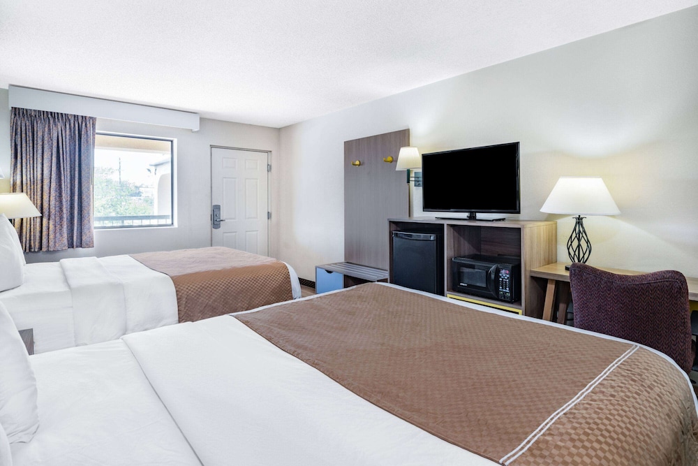 Comfort Room, 2 Queen Beds, Smoking, Microwave - Photo 6