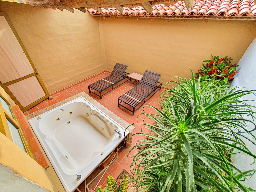 Classic Suite, Hot Tub photo 3