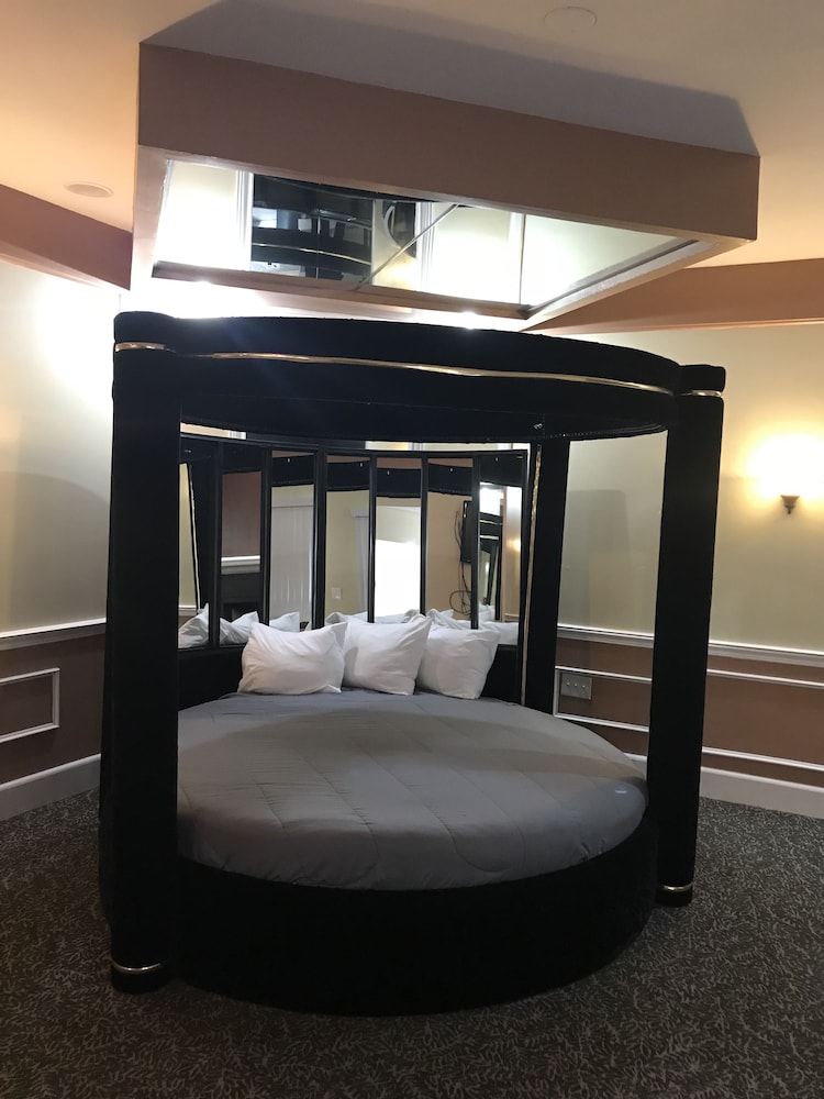 Round Suite (Fireplace and Jetted Tub) photo 2