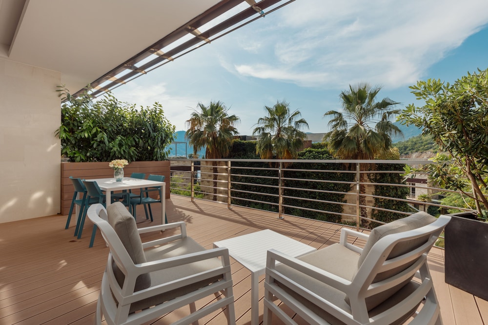 Apartment, 4 Bedrooms, Sea View, Garden Area photo 2