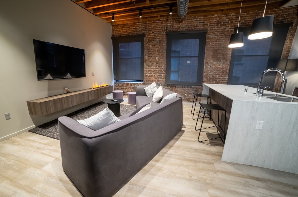 Montvale Signature Suite - Photo 8