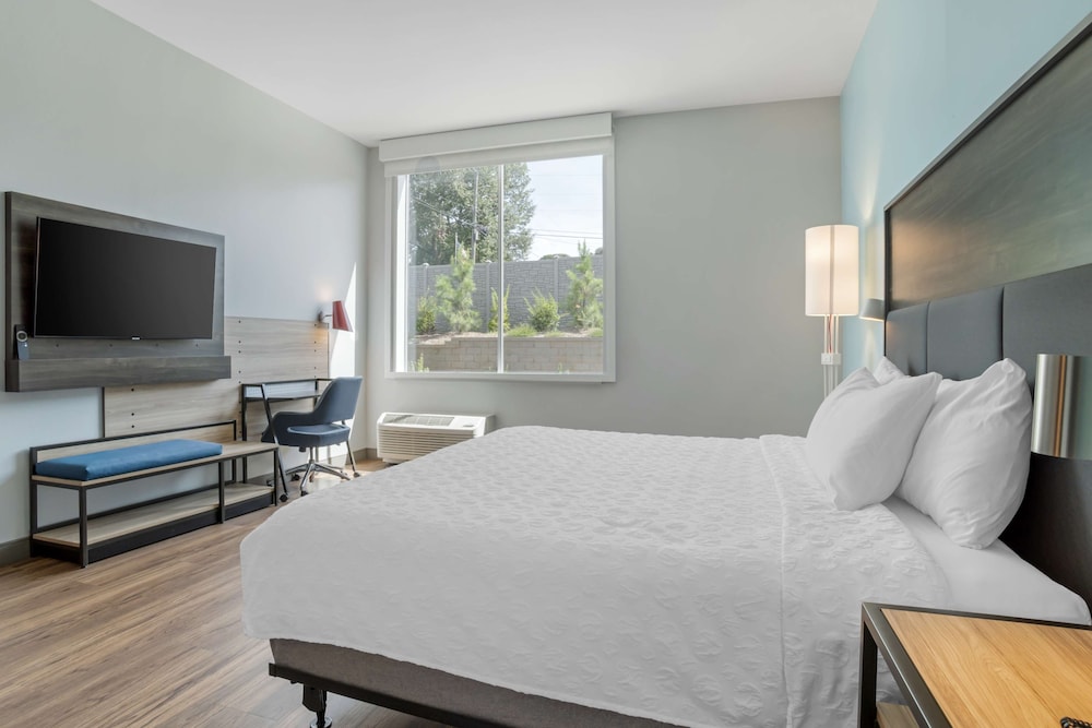 Room, 1 King Bed, Accessible (Hearing) - Photo 9