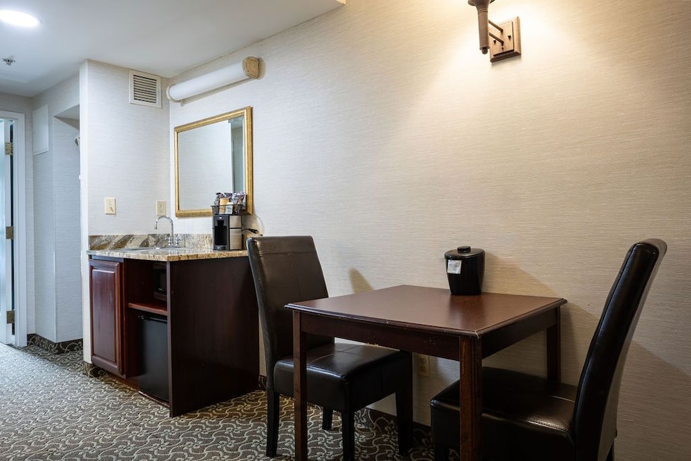 Suite, 1 Bedroom - Photo 3