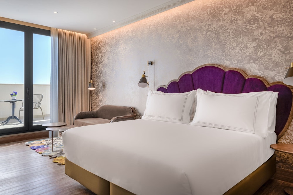 Grand Room, 1 King Bed, City View (Terrace) thumbnail 5