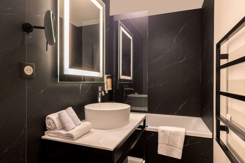 Executive Room, 1 King Bed, Non Smoking, Bathtub - Photo 3
