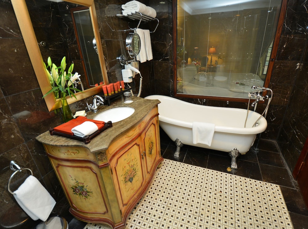 Junior Suite, 1 King Bed - Photo 5