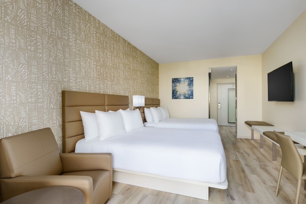 Room, 2 Queen Beds, Balcony (Mobility/Hearing Accessible, Tub) - Photo 2